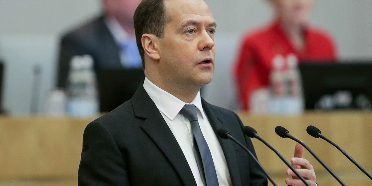 &laquo;&lrm;До конца никчемной жизни&raquo;: Медведев жестко пригрозил Зеленскому