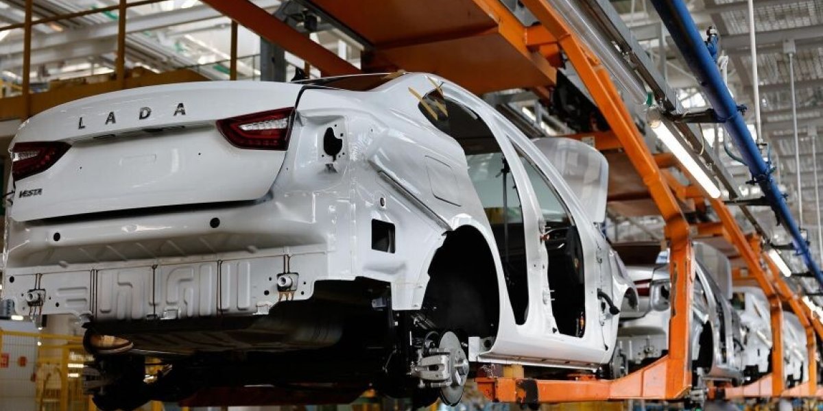 &laquo;Это издевательство над народом&raquo;. &laquo;Сами и катайтесь на хламе от АвтоВАЗа&raquo;: закон о такси вызвал бурю негодования