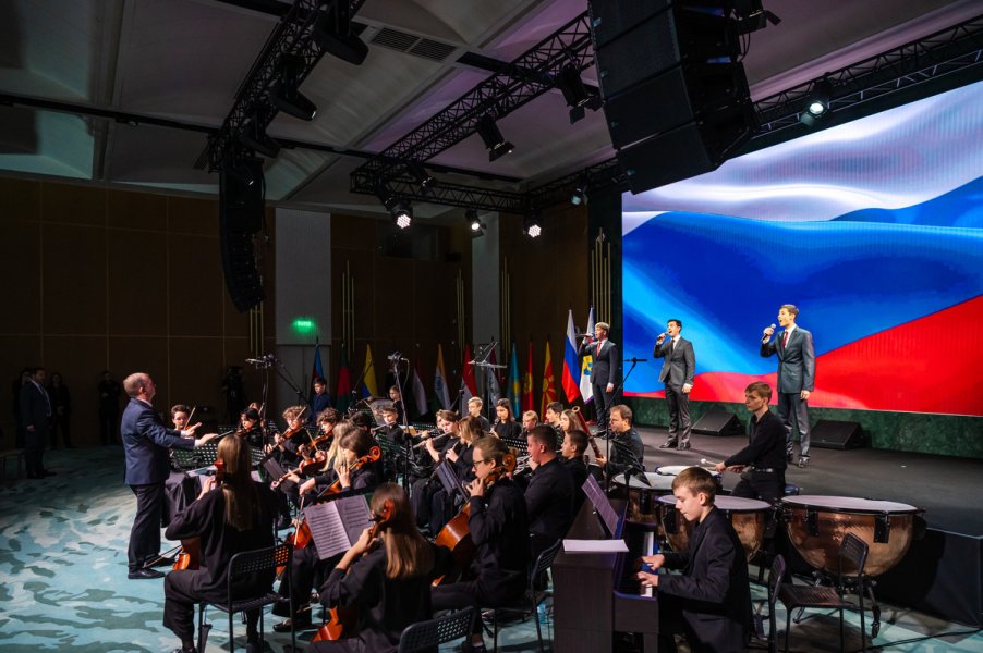 Фабрика будущего без фабрик: пока Россия остаётся за бортом ИИ-революции, но у нее есть Мантуров, Кравцов и Набиуллина