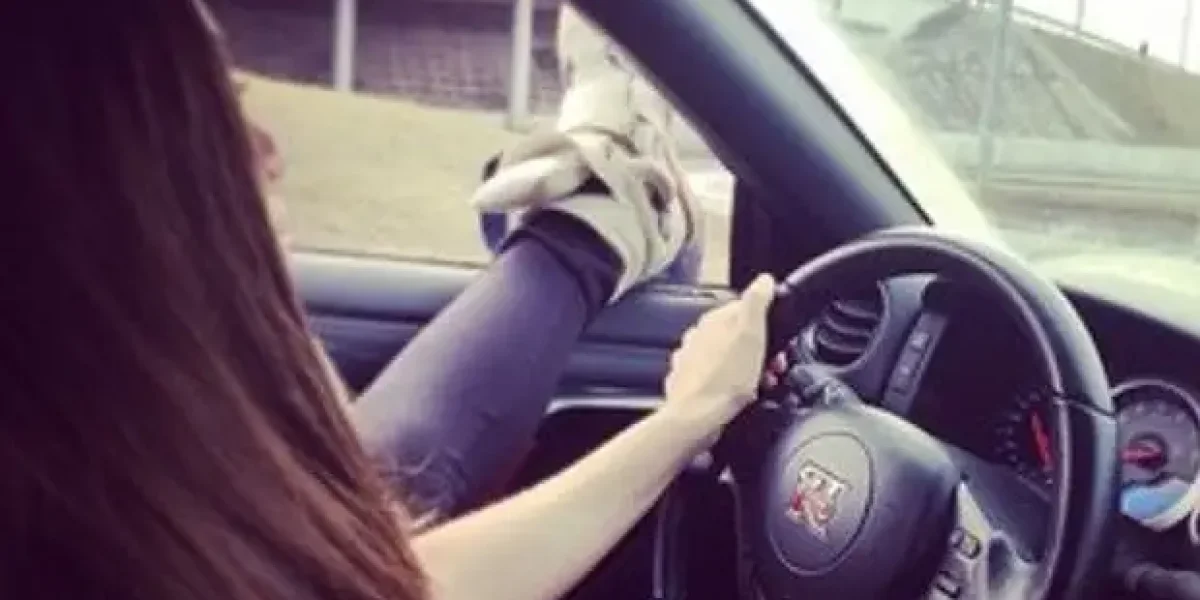 &laquo;Как гонять без прав, так норм!&raquo; Гонщица Мара Багдасарян просит защитить ее отца. Его разорили