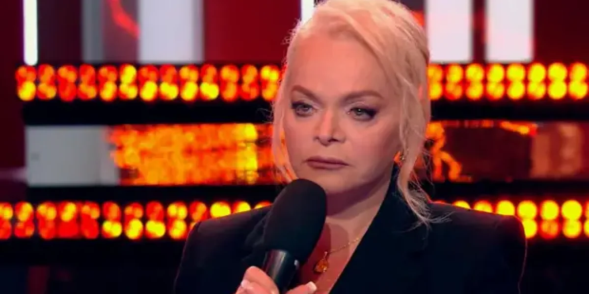 После интервью. Зрители рядами уходили с выступления Долиной на "Песне года". Лурье, оказывается, она обвиняет