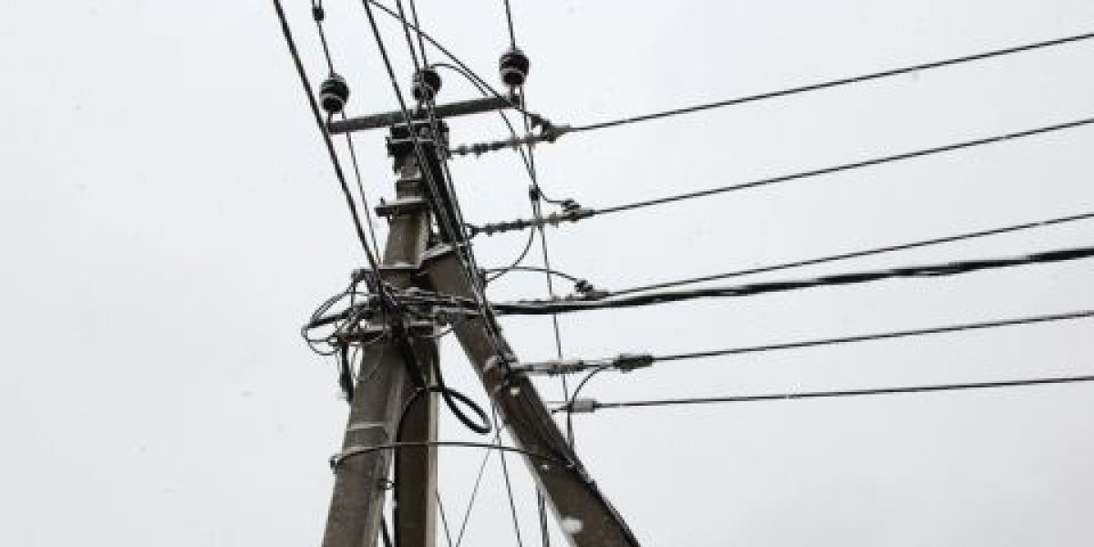 Автобус протаранил опору ЛЭП на междугородней дороге в Приморье