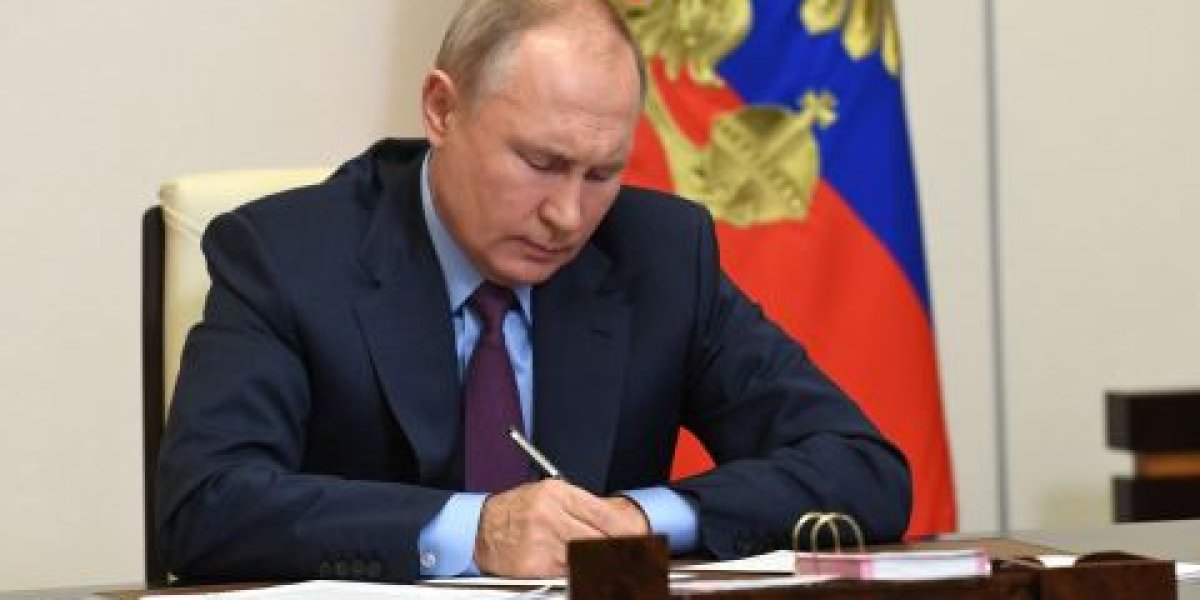 От герба с крестами до микрозаймов: какие законы подписал Путин