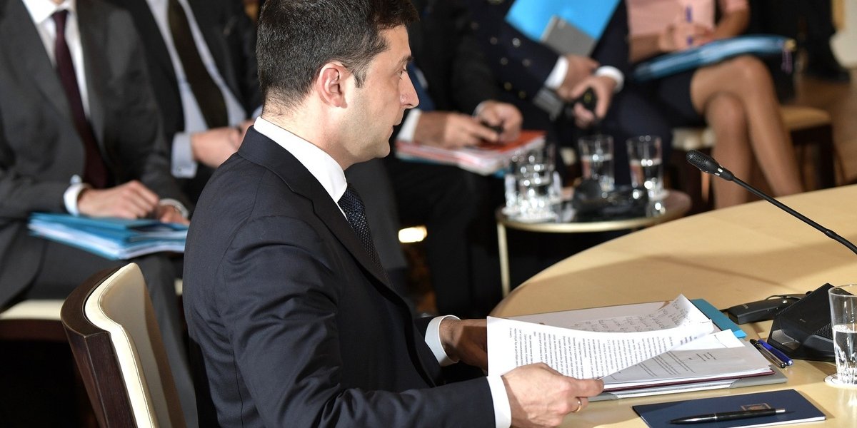 Зеленский приехал на переговоры в костюме, похожем на робу