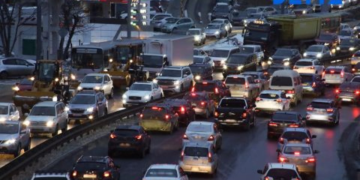 Скользкие дороги и буксующие грузовики - сложная дорожная обстановка сохраняется во Владивостоке