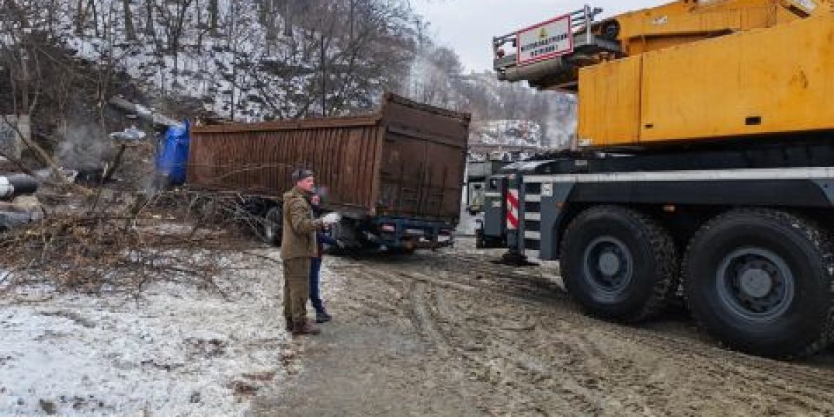 Водитель грузовика оставил без отопления 7 тысяч приморцев