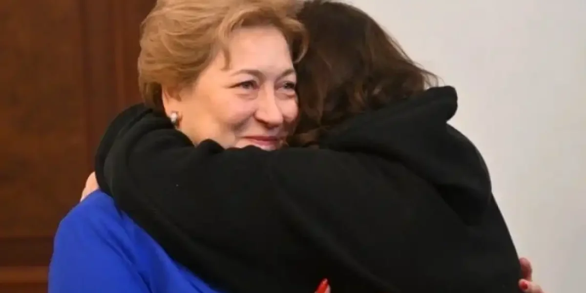 Полина Лурье обняла своего адвоката после объявления решения суда