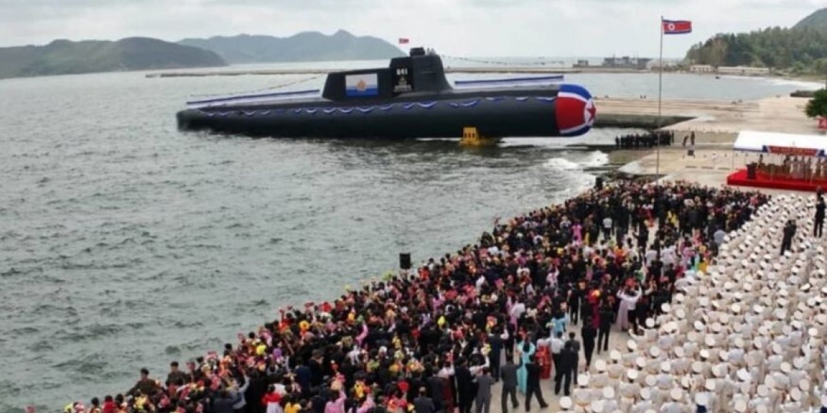 КНДР представила первую атомную подводную лодку: Ким Чен Ын осмотрел субмарину с ракетами