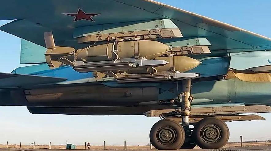 "Боевой селезень со стальными шарами". Ровно 20 лет назад началась служба Су-34. Как из "лишнего самолёта" он стал "серебрянной пулей" ВКС