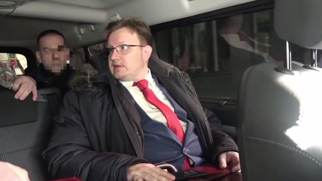 Шпион в МИД получил странное наказание. Народ не поверил: "Вы серьёзно? Обманутым детям за поджог больше дают!"