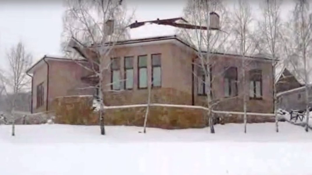 "А теперь её будут судить?": Долина 12 лет прятала от налоговой особняк. Деньги "падали" на карту умершего таксиста