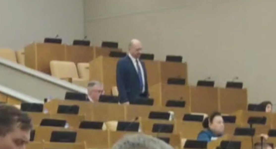 Вот так голосуют в Госдуме. За всех решает один человек. Кричит с последнего ряда