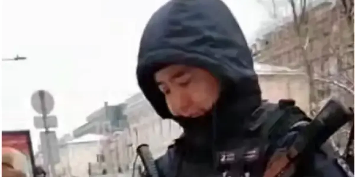 &laquo;Там идет намаз - для вас прохода нет&raquo;. Полиция в Москве не пустила местную жительницу, идущую в кафе