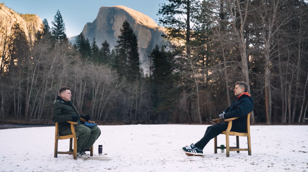 "Только бы дочь путинисткой не стала". Комик продал квартиру на Патриарших. Сейчас в долгах и в США