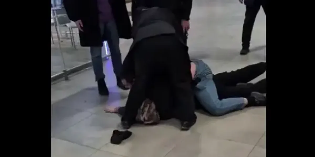 "Мало мы вас резали... У нас вся полиция куплена...Ваши законы все равно не работают". Русских бьют сразу и повсеместно "Мало мы вас резали... У нас вся полиция куплена...Ваши законы все равно не работают". Русских бьют сразу и повсеместно