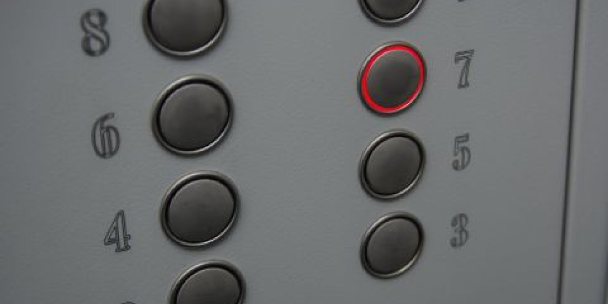 Лифты в доме отключили по требованию одного жильца - с самоуправством УК разбираются приморцы Лифты в доме отключили по требованию одного жильца - с самоуправством УК разбираются приморцы