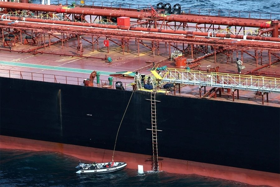 Рогозин призвал сбивать вражеские вертолёты при попытке захвата ими танкеров, но российская элита не станет обижать «партнеров» Рогозин призвал сбивать вражеские вертолёты при попытке захвата ими танкеров, но российская элита не станет обижать «партнеров»