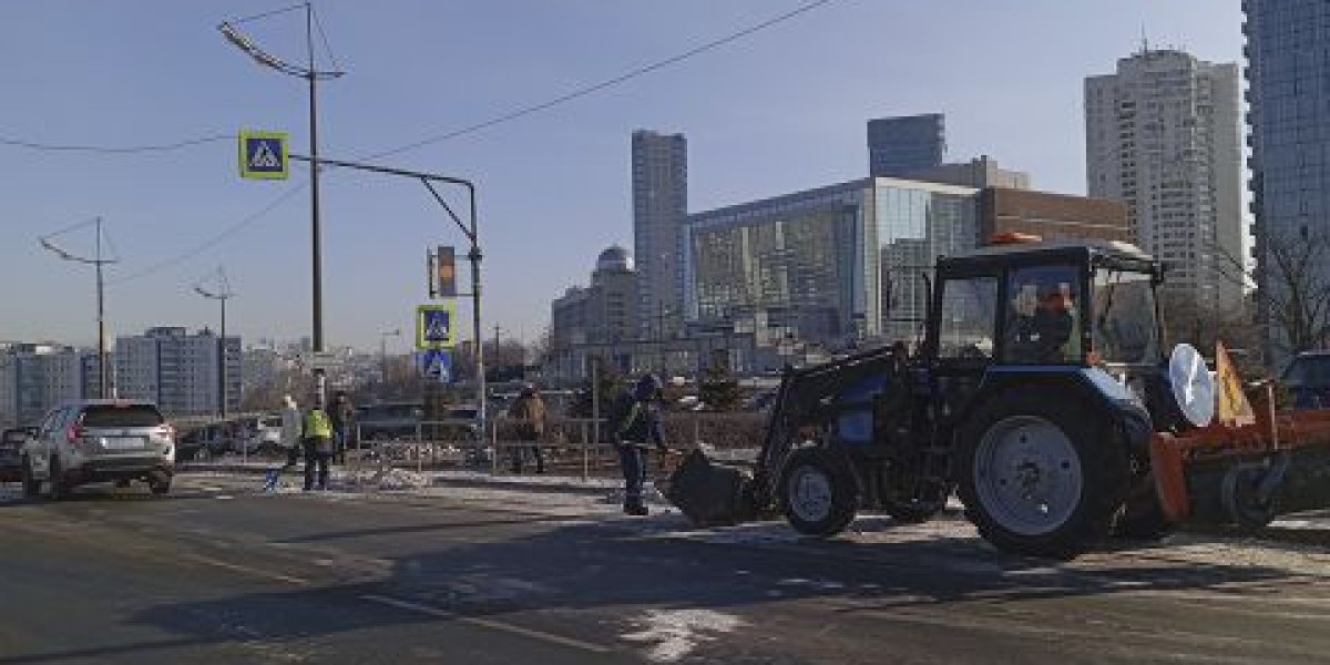 Больше полумесяца: последствия снегопада продолжают устранять во Владивостоке