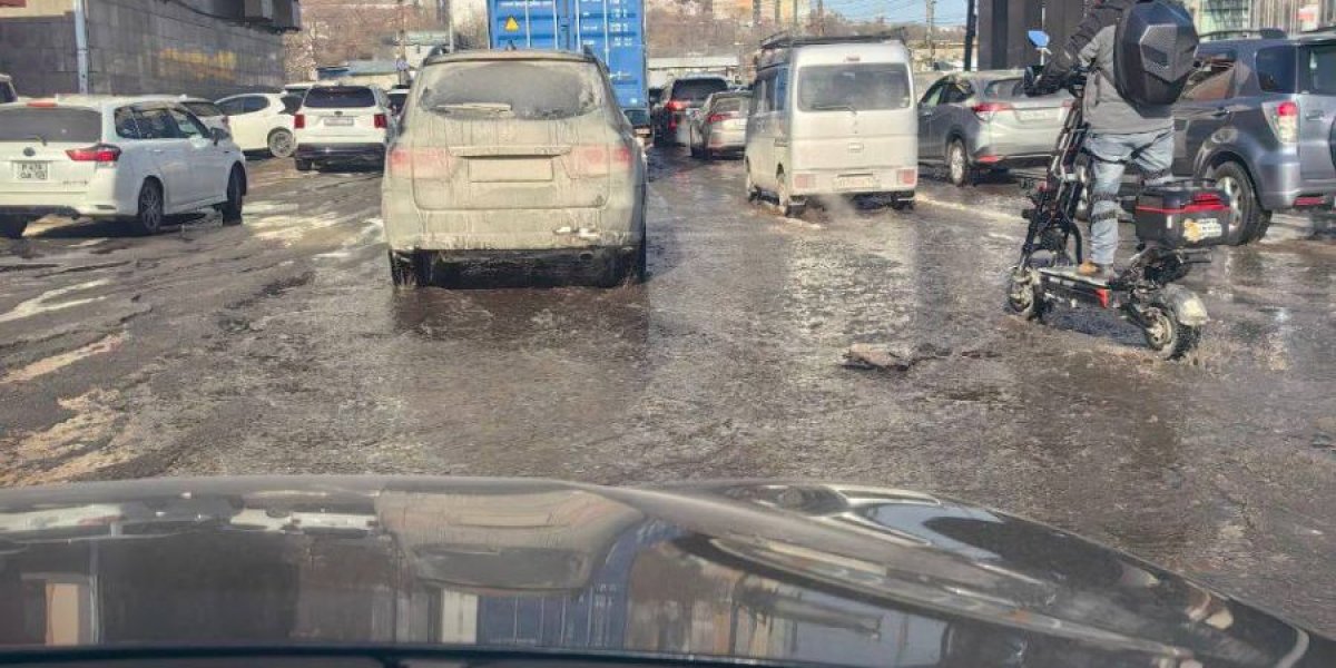 Дорогу во Владивостоке затопило в крещенский мороз