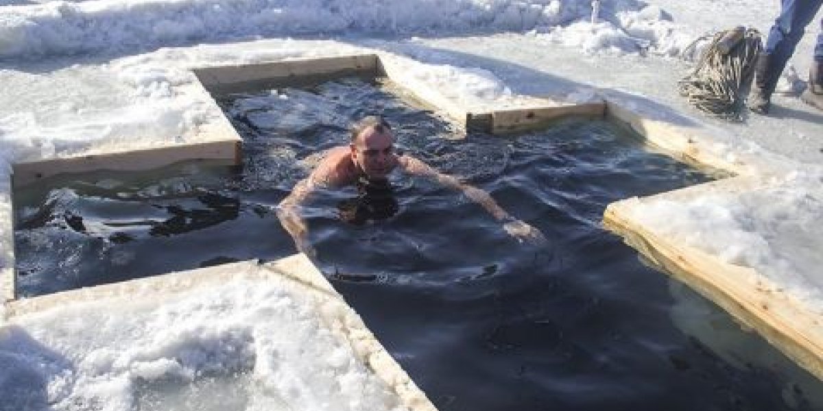 Кому нельзя окунаться в прорубь на Крещение, напомнили врачи