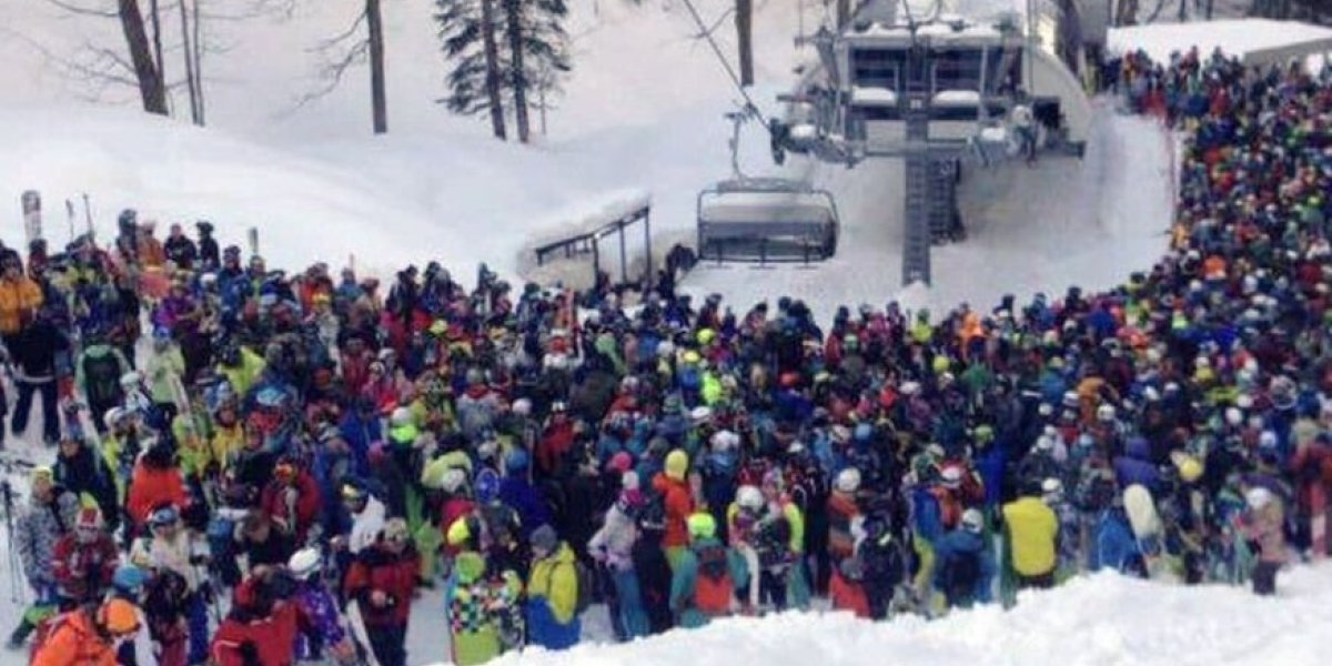 Пробки в Красной Поляне: туристы идут в горы пешком, такси — 2 тыс. ₽ и час ожидания