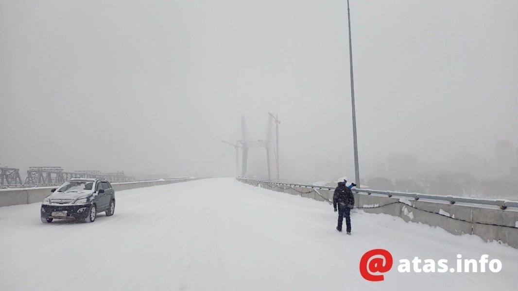Новосибирский губернатор разрешил ездить по не сданному в эксплуатацию мосту. Трагедии чудом не произошло