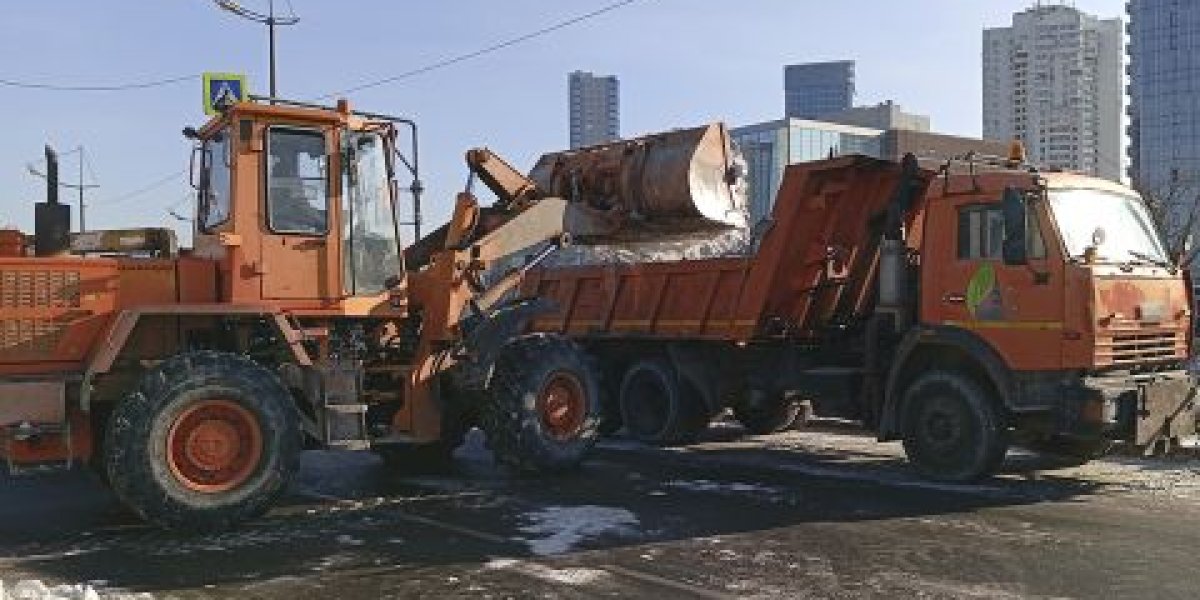 Больше полумесяца: последствия снегопада продолжают устранять во Владивостоке