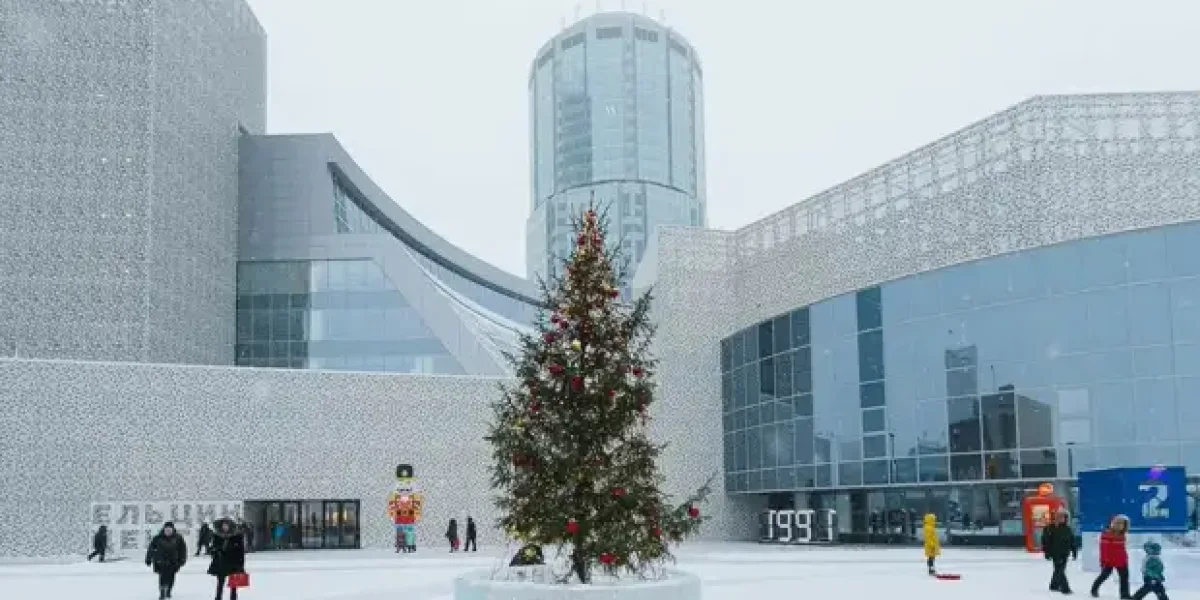 В "Ельцин-центре" показали спектакль, где Россия – сумасшедшая старуха на веревке. Письмо ушло Путину. Ждем В "Ельцин-центре" показали спектакль, где Россия – сумасшедшая старуха на веревке. Письмо ушло Путину. Ждем