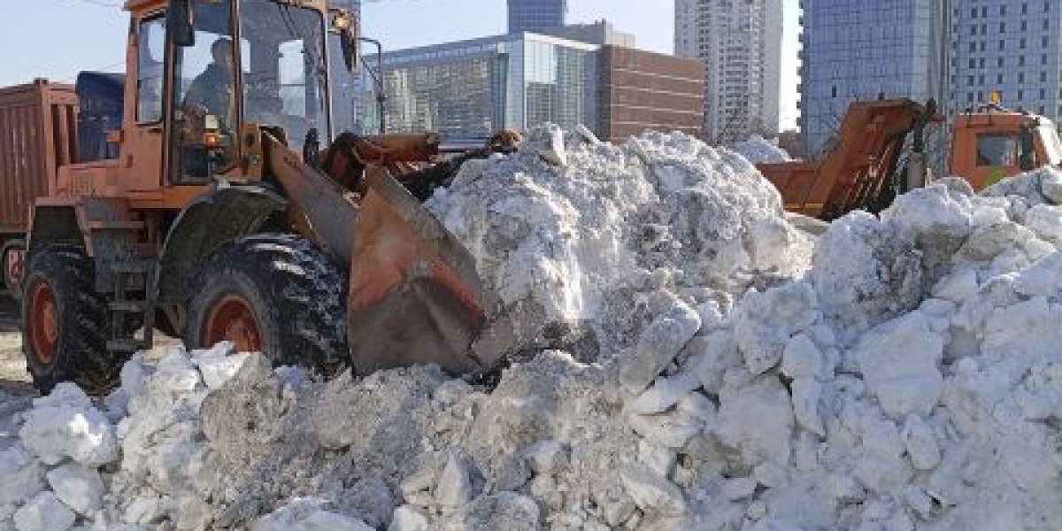 Больше полумесяца: последствия снегопада продолжают устранять во Владивостоке