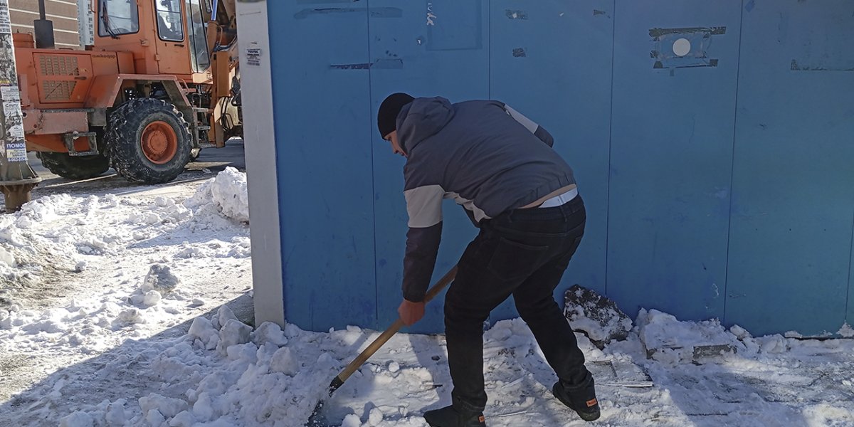 Больше полумесяца: последствия снегопада продолжают устранять во Владивостоке