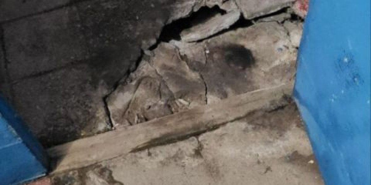 Конструкции подъезда обрушаются из-за коммунальной аварии во Владивостоке