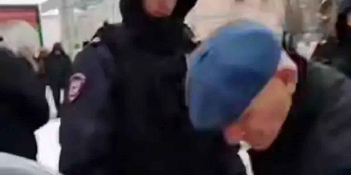 &laquo;Там идет намаз - для вас прохода нет&raquo;. Полиция в Москве не пустила местную жительницу, идущую в кафе