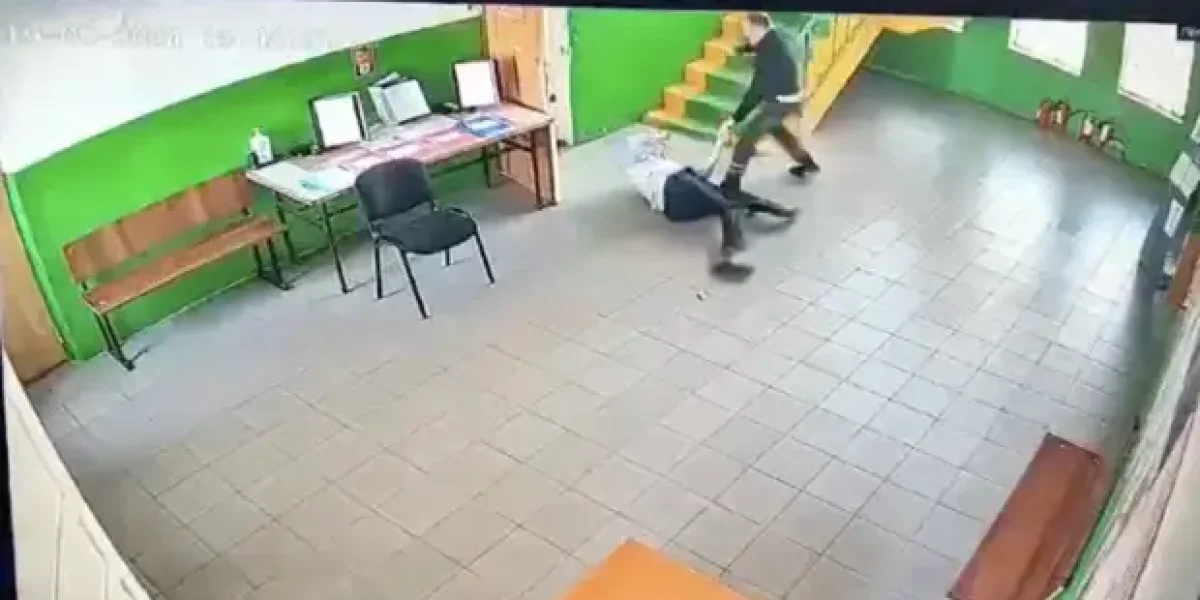 Два брата ногами и лопатой избили инспектора ГАИ прямо в фойе здания ГИБДД. Но судить будут инспектора