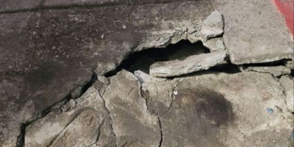 Конструкции подъезда обрушаются из-за коммунальной аварии во Владивостоке