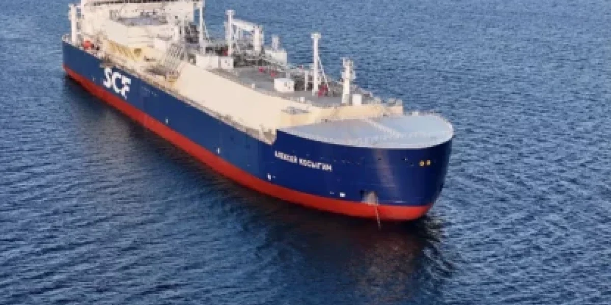 Первый российский газовоз пробует Севморпуть: и с ледоколом не все идет гладко