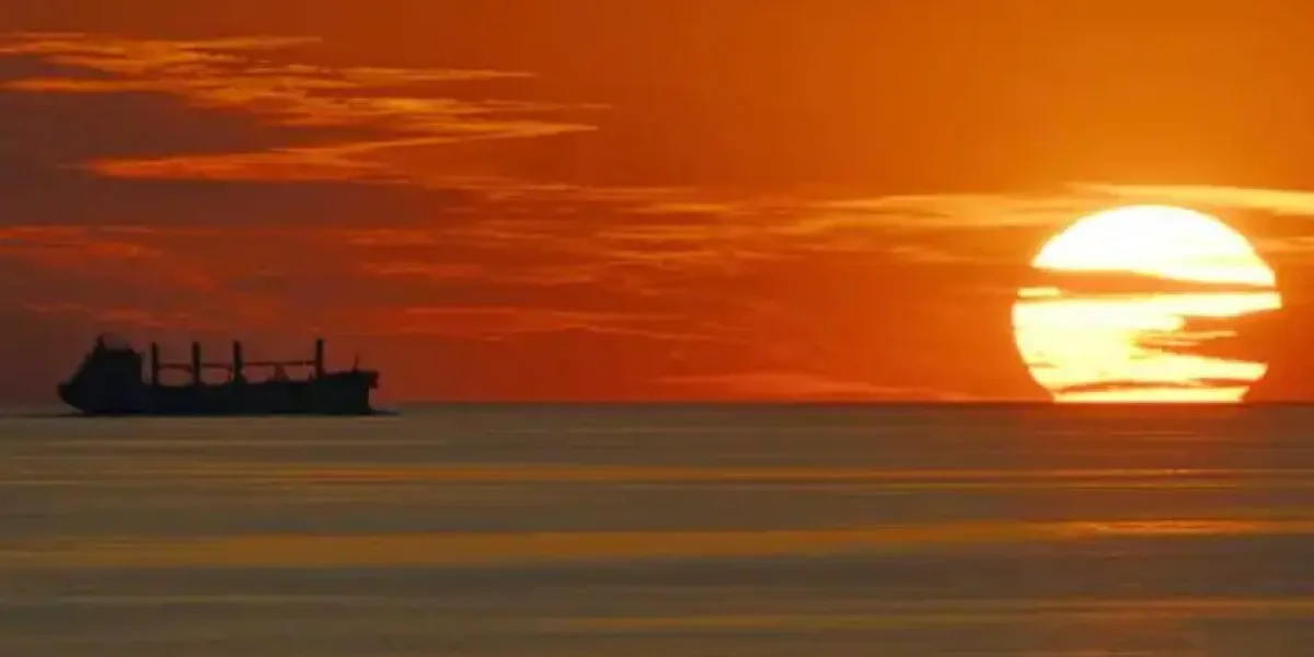 Пираты Трампа потеряли берега: Российский танкер «Маринера» пытается уйти от погони корабля США