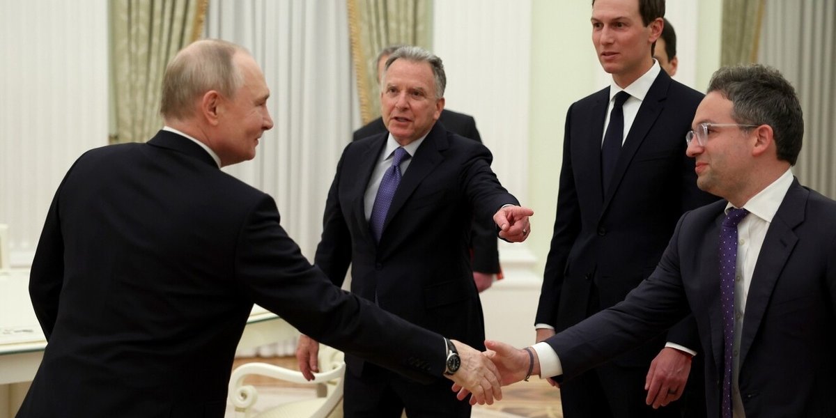 Кушнер и Грюнбаум приехали на переговоры с Путиным с необычным «оберегом» Кушнер и Грюнбаум приехали на переговоры с Путиным с необычным «оберегом»