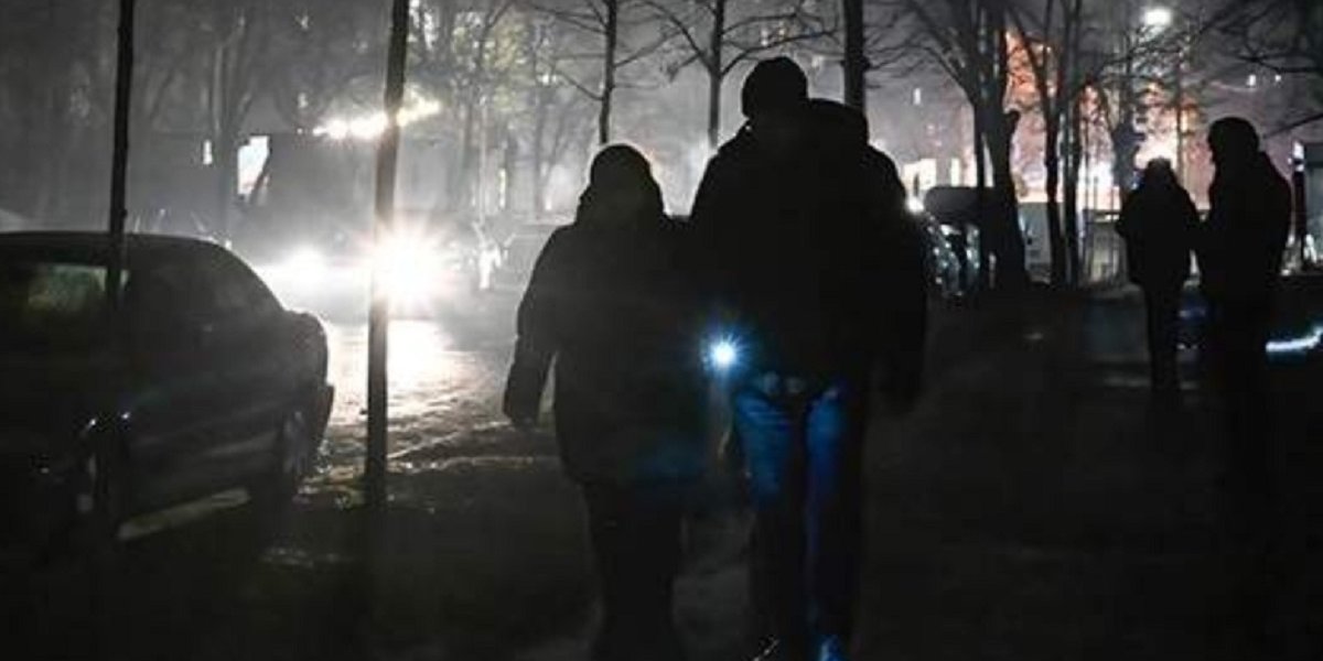 &laquo;Станет еще хуже&raquo;: свет на Украине будут отключать на 16 часов в сутки и больше (ФОТО)