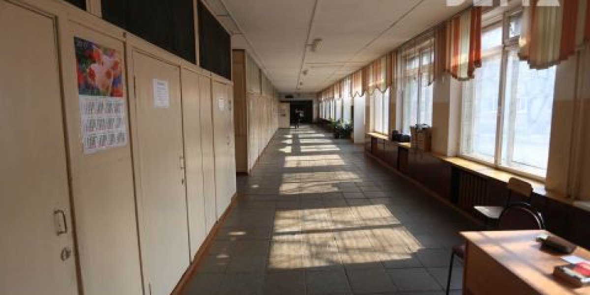 Трубы перемёрзли, потолок потрескался - школа в Приморье терпит бедствие