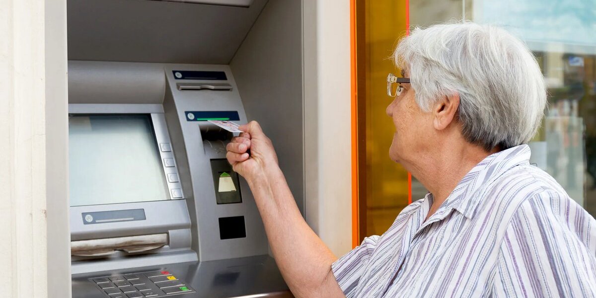 Пенсионеров предупредили о проблемах со снятием пенсии в банкоматах Пенсионеров предупредили о проблемах со снятием пенсии в банкоматах