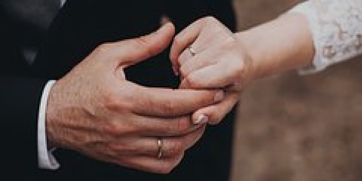 Мужчина нашел потерянное 48 лет назад обручальное кольцо жены