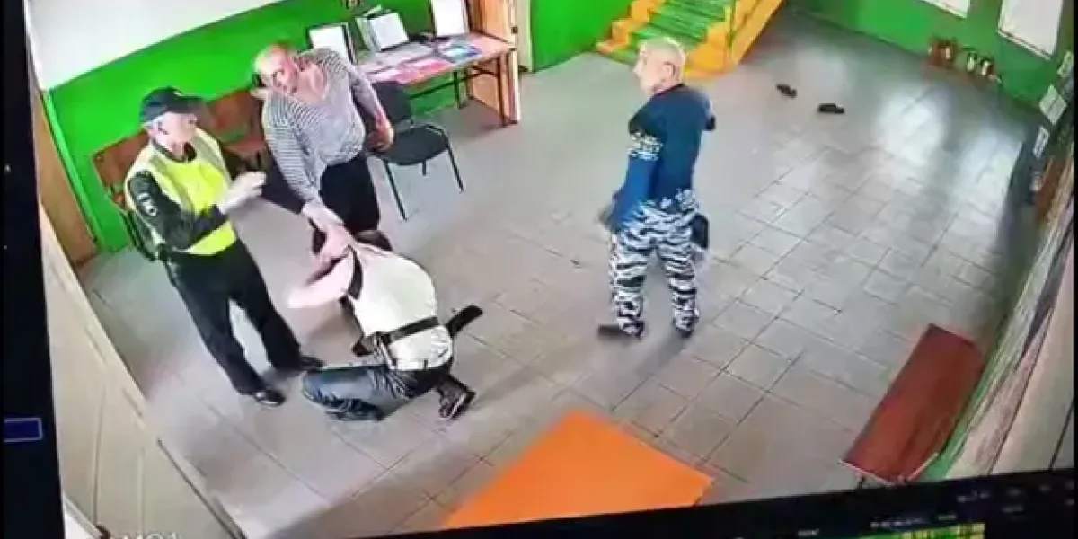 Два брата ногами и лопатой избили инспектора ГАИ прямо в фойе здания ГИБДД. Но судить будут инспектора