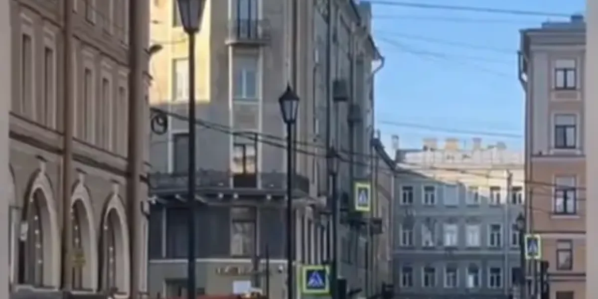 &laquo;Там идет намаз - для вас прохода нет&raquo;. Полиция в Москве не пустила местную жительницу, идущую в кафе