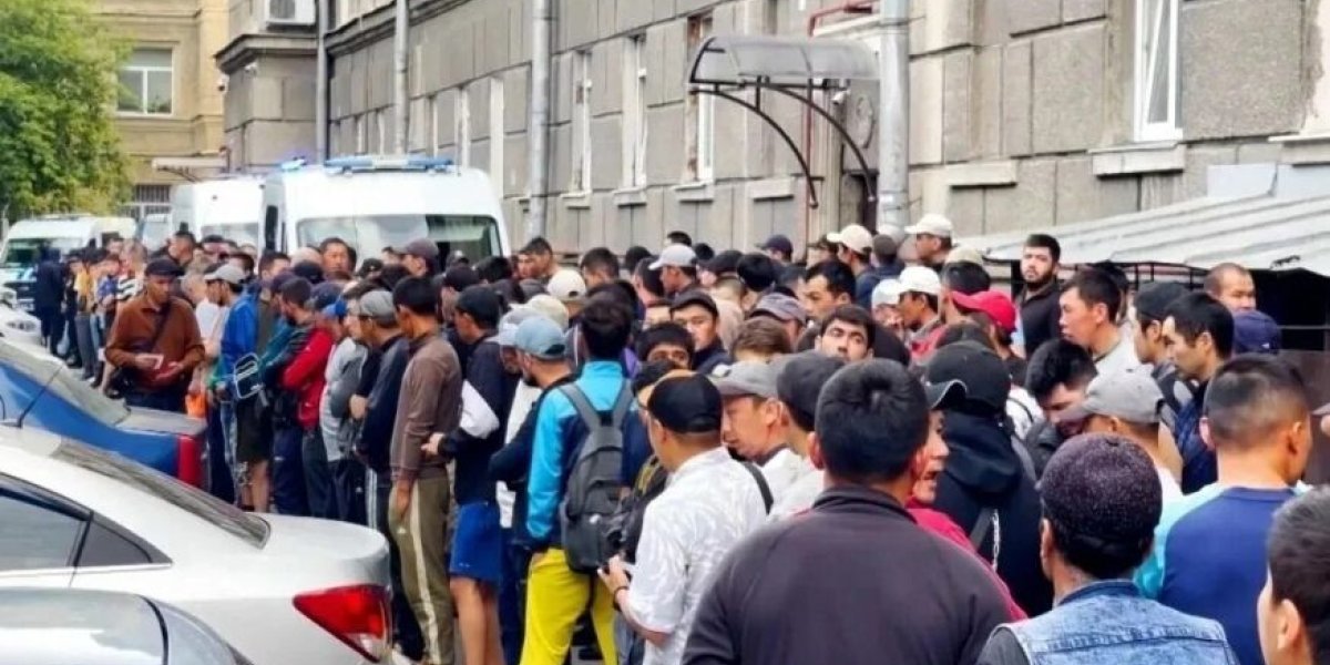 19 тысяч мигрантов высланы в 2025-м: Петербург запретил такси иностранцам — диаспоры в панике строят гетто в подвалах 19 тысяч мигрантов высланы в 2025-м: Петербург запретил такси иностранцам — диаспоры в панике строят гетто в подвалах