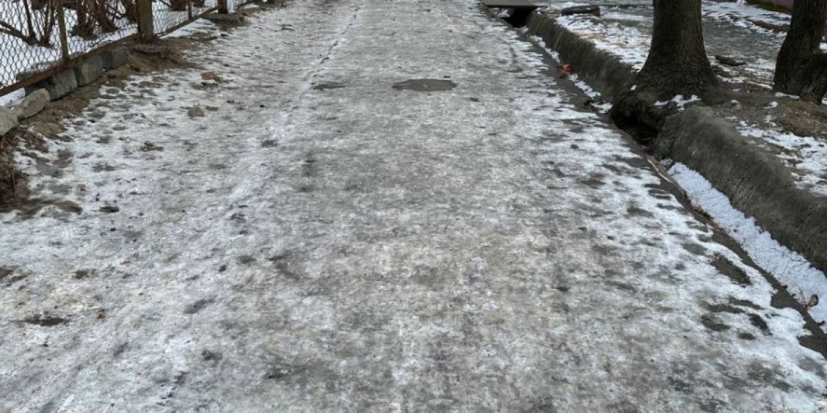 Владивосток до сих пор не очистили от наледи после прошлогоднего циклона