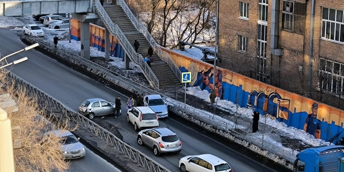 ДТП парализовало движение по гостевой трассе Владивостока