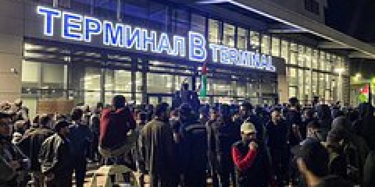 Двое мужчин выслушали приговор за беспорядки в российском аэропорту