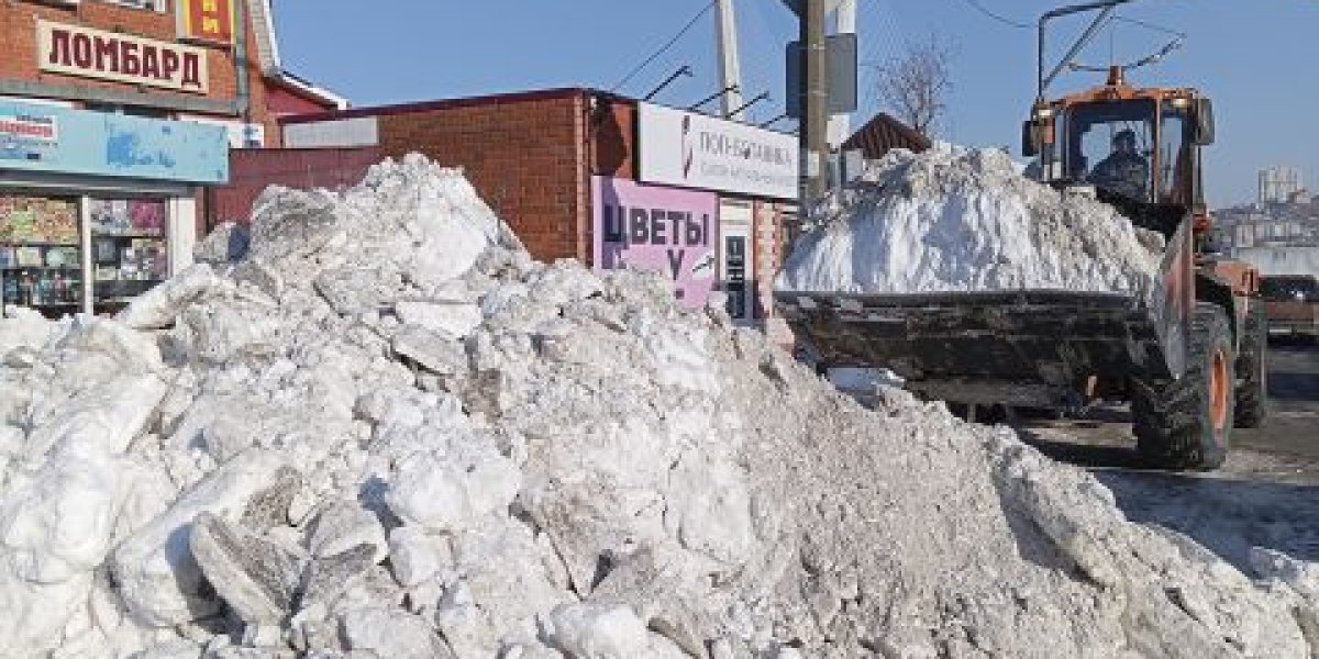 Больше полумесяца: последствия снегопада продолжают устранять во Владивостоке