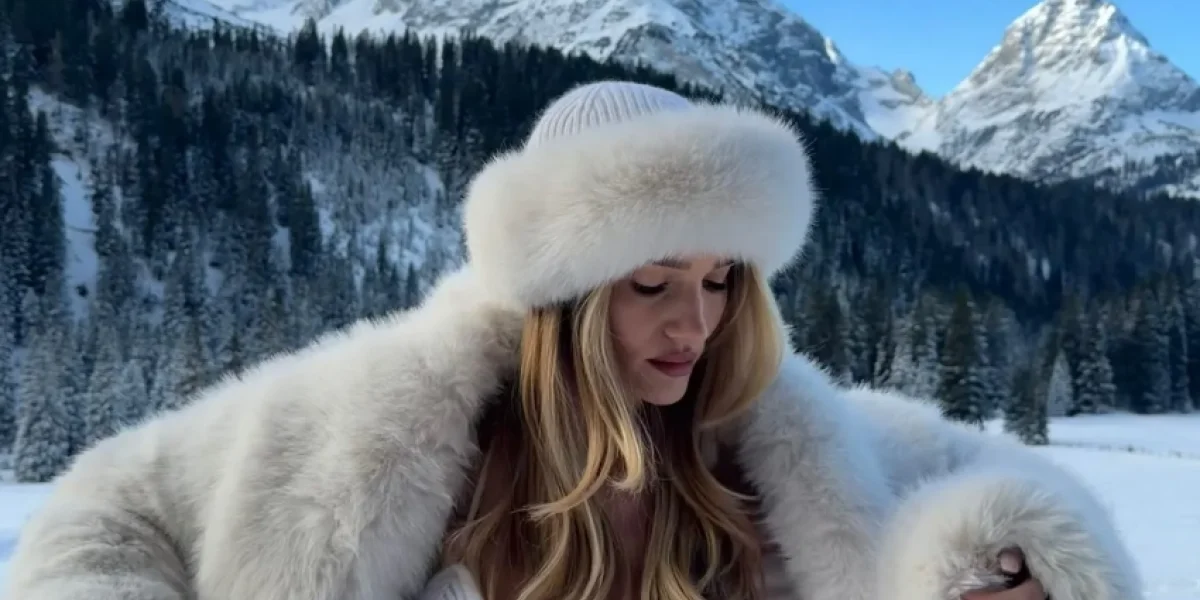 Рози Хантингтон-Уайтли снялась в бикини на заснеженной горе