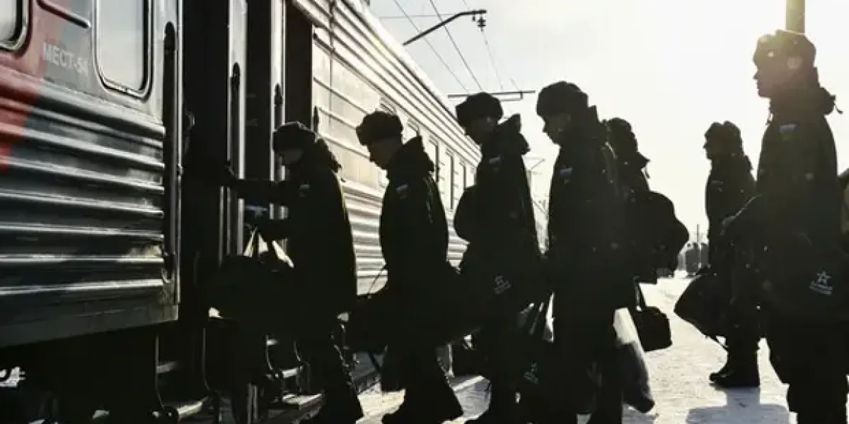 "Подписал контракт лежа на полу".  Сотню уральских срочников силой отправили на СВО. Обрабатывали в поезде